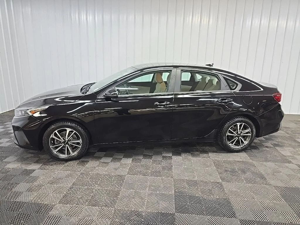 Used 2023 Black Kia LXS image 5