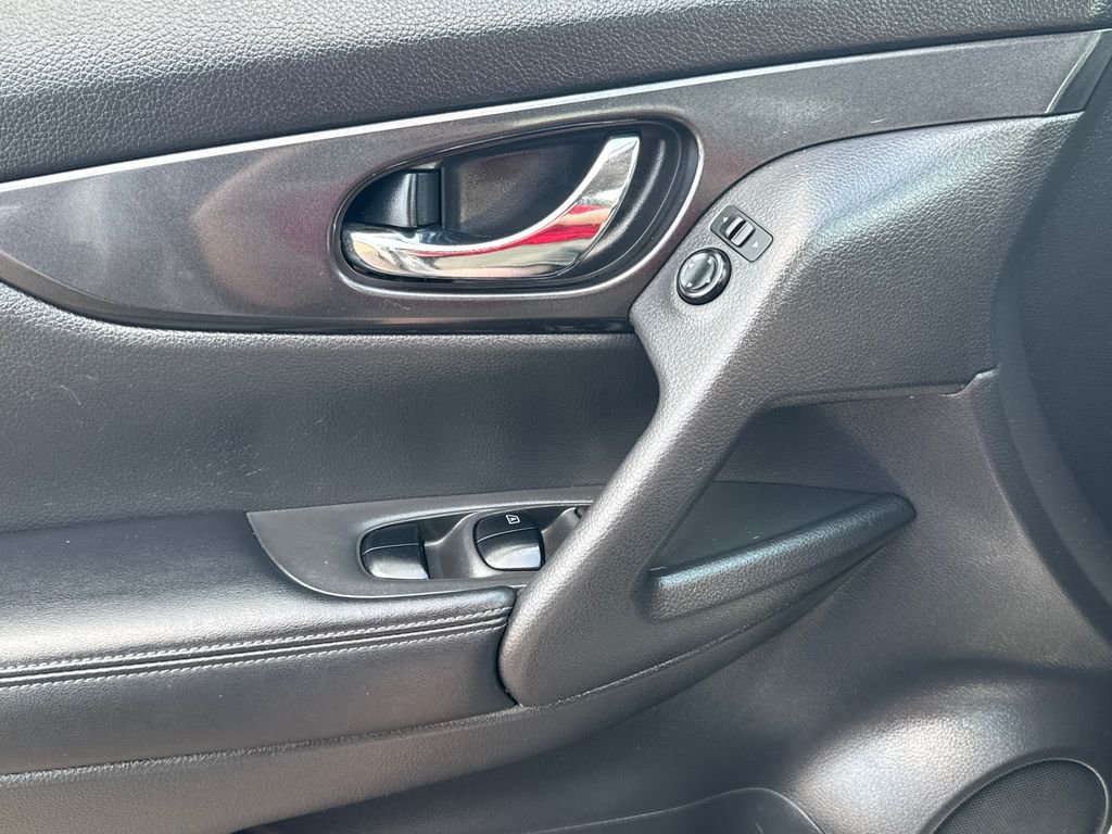 Used 2018 Silver Nissan SV image 35