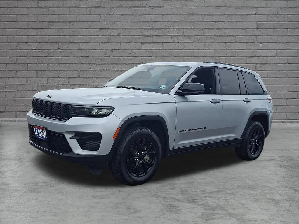 Used 2024 Silver Jeep Altitude X 4x4 image 34