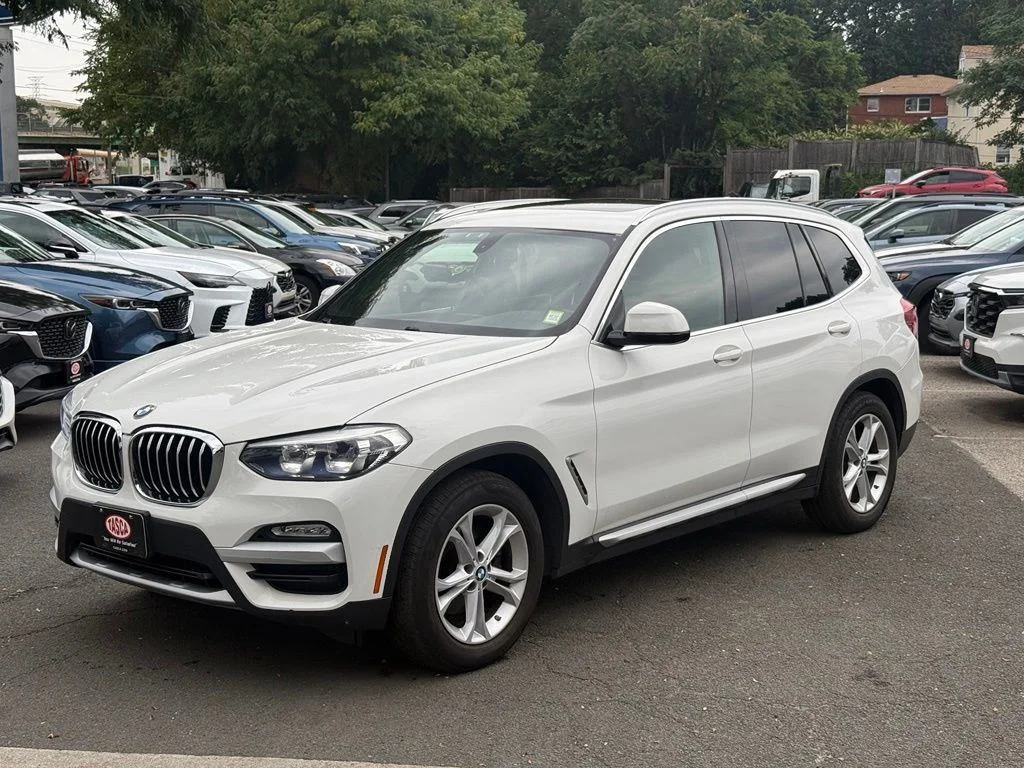Used 2018 White BMW xDrive30i image 1