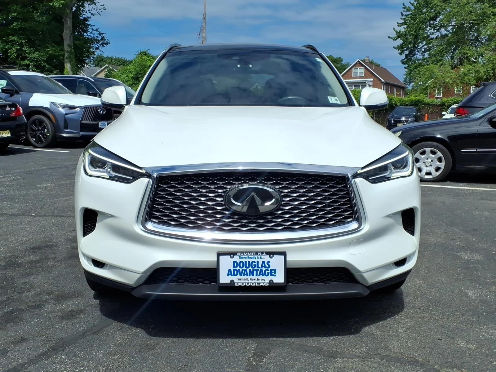 Certified Used 2025 White INFINITI LUXE image 3