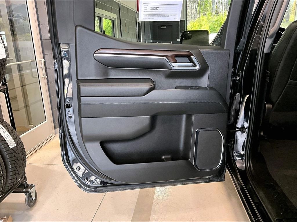 Used 2024 Black GMC SLT image 21