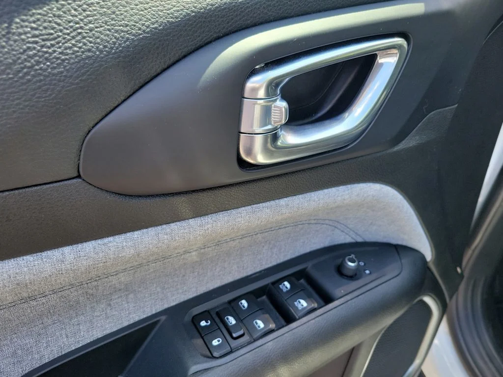 Used 2024 Silver Jeep Latitude image 23