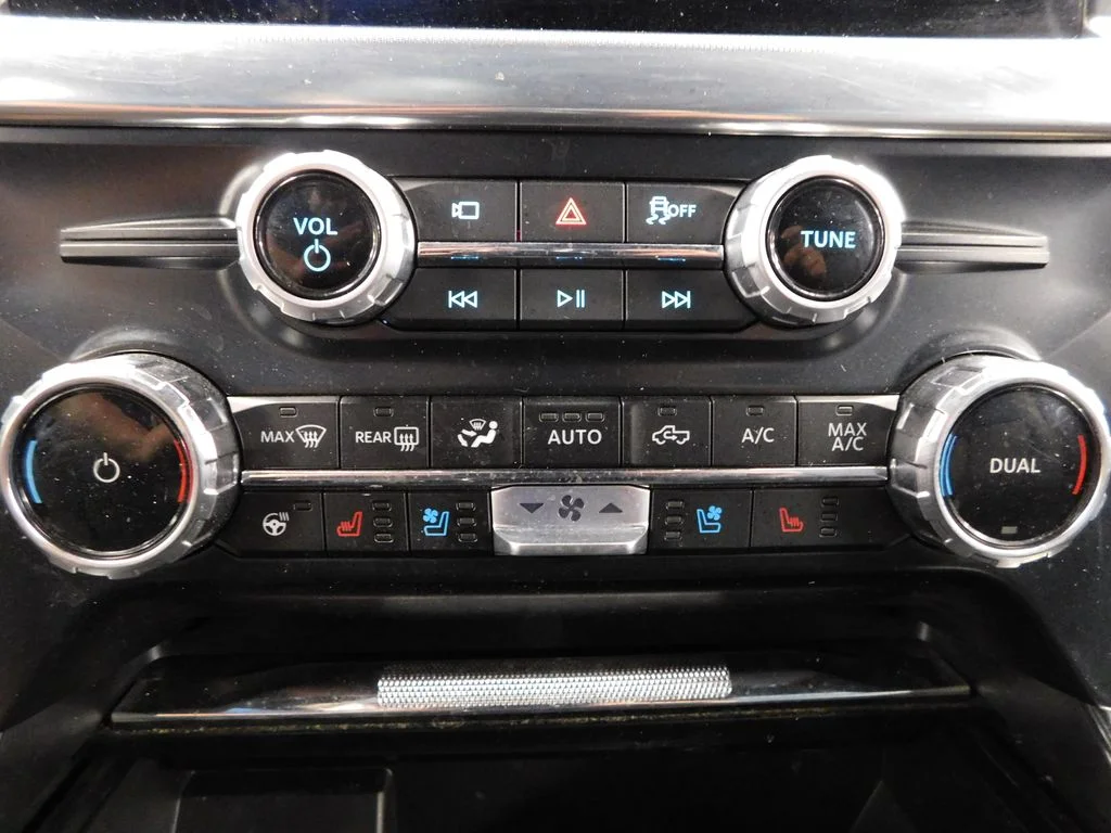 Certified Used 2025 Oxford White Ford Lariat image 27