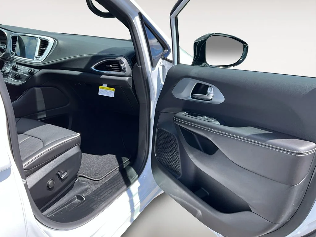 New 2026 Bright White Clearcoat Chrysler Limited image 9