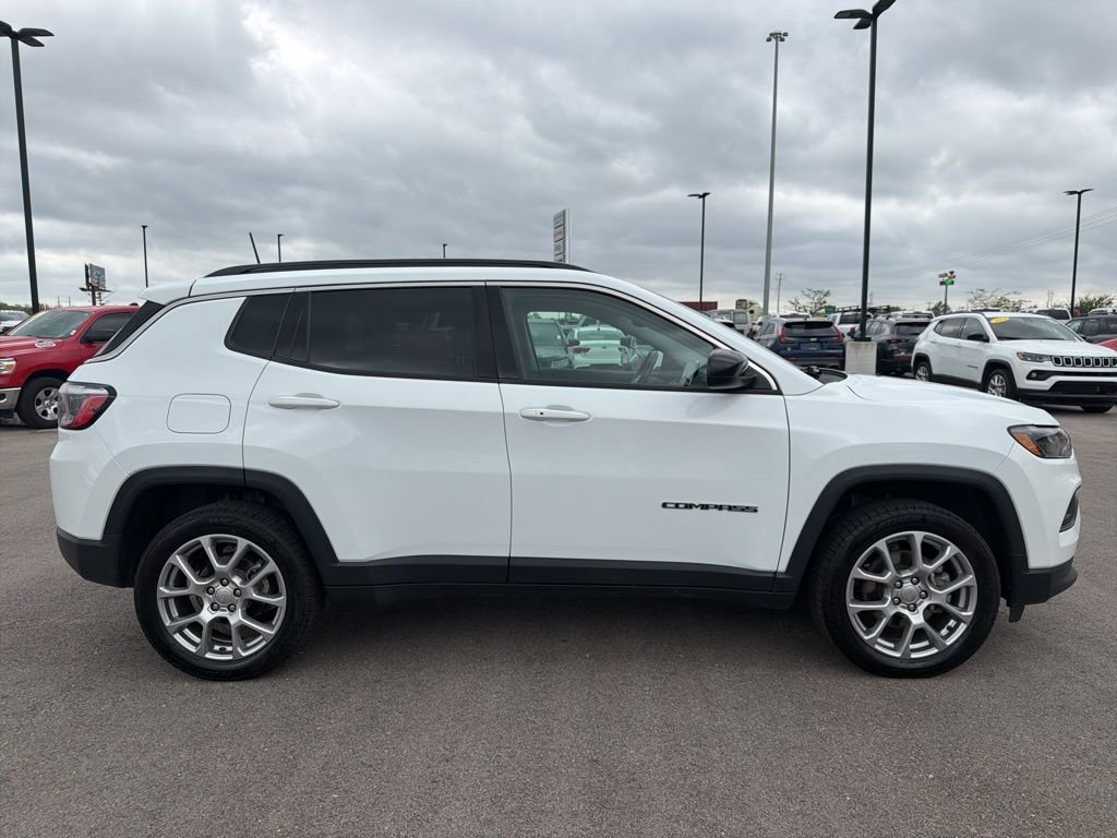 Certified Used 2022 White Jeep Latitude Lux image 7