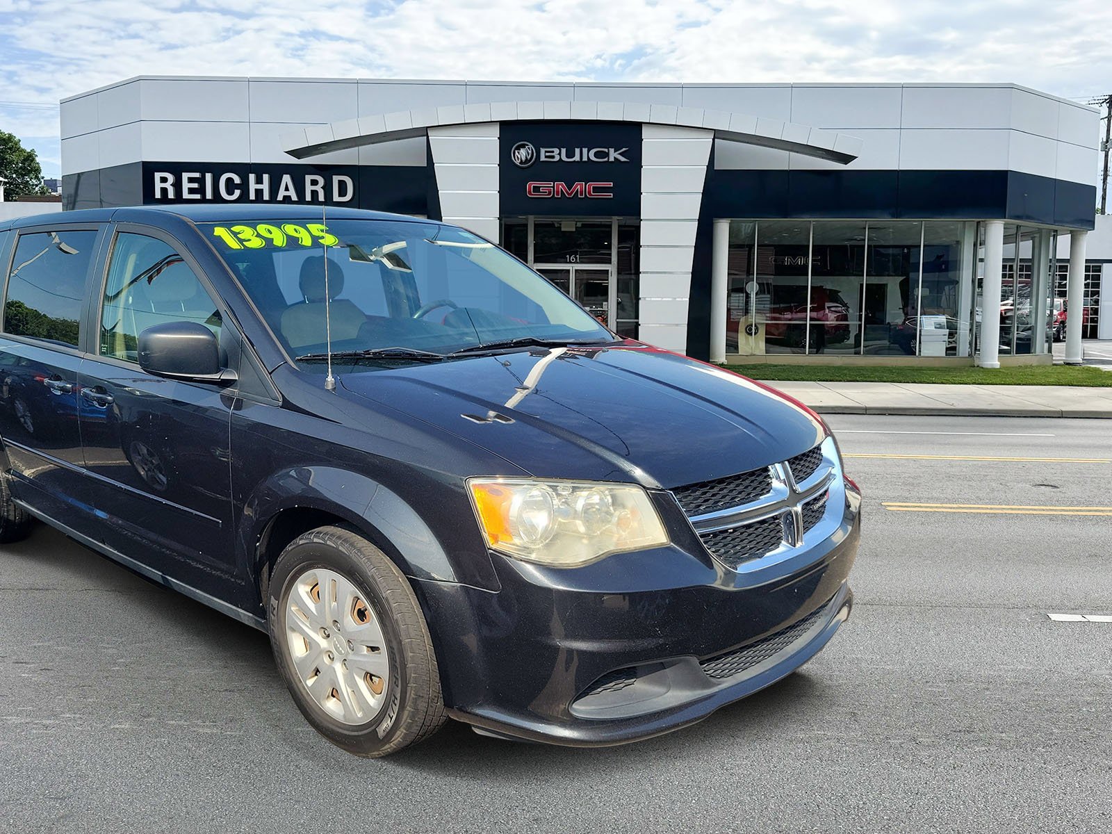 Used 2014  Dodge SE image 1