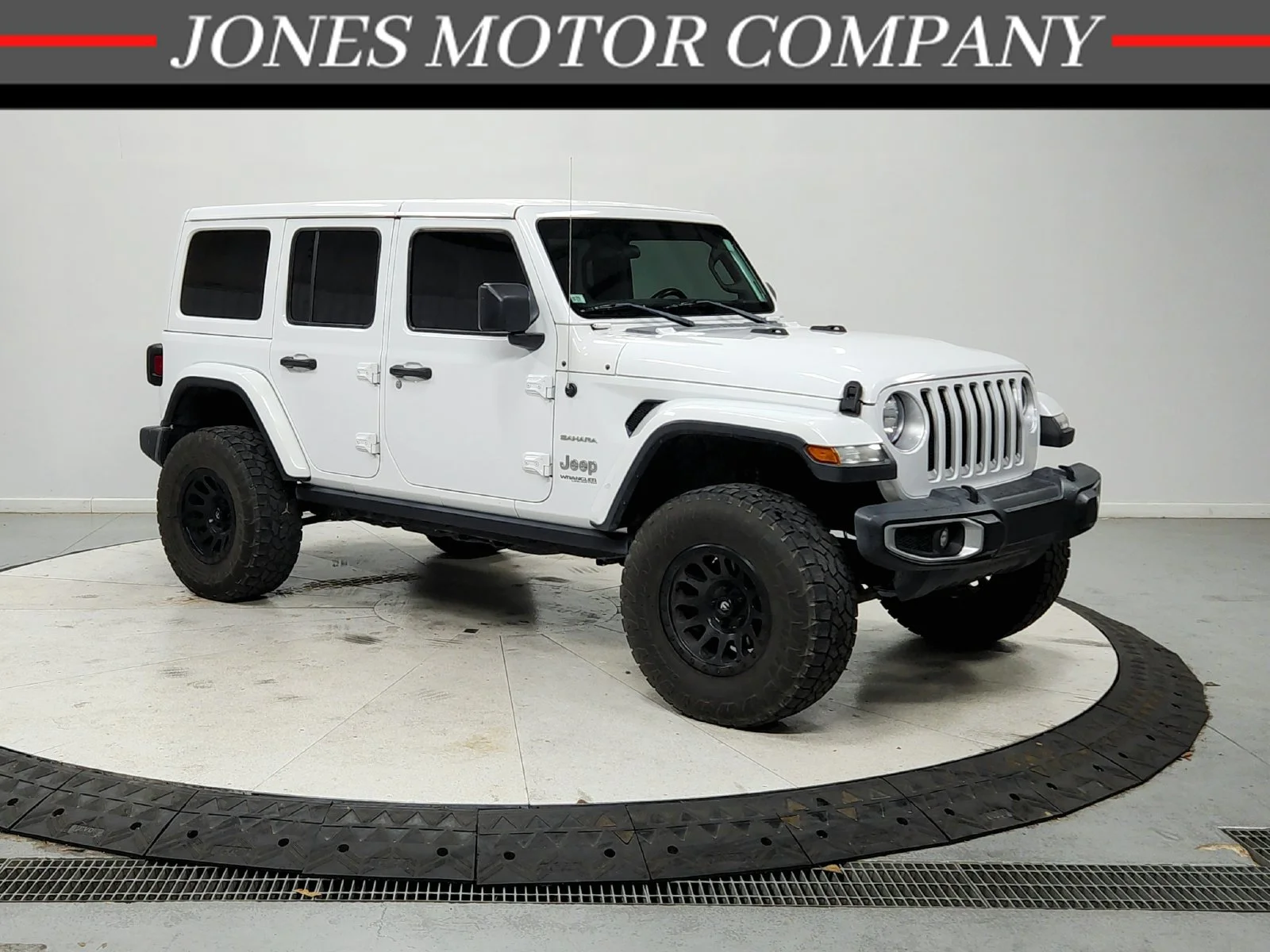 Used 2019 White Jeep Unlimited Sahara image 1
