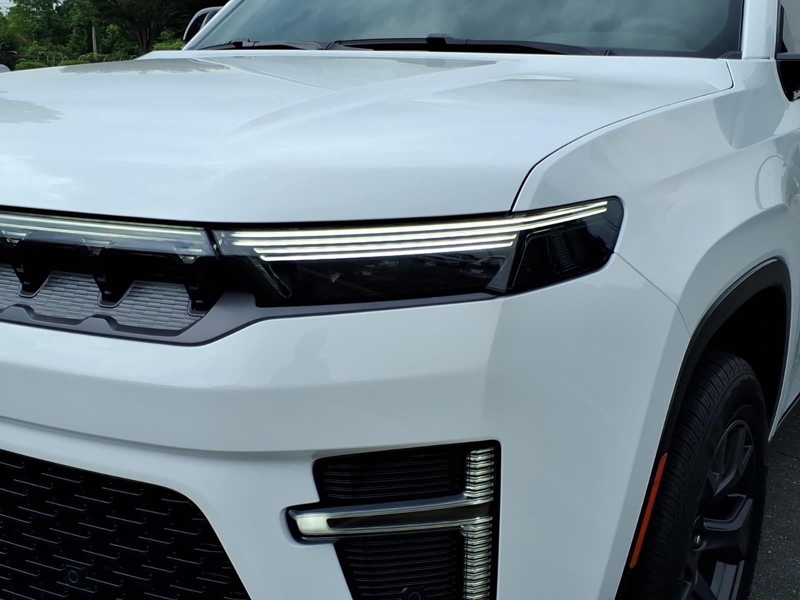 New 2026 Bright White Clear-Coat Exterior Paint Jeep Limited Altitude image 16