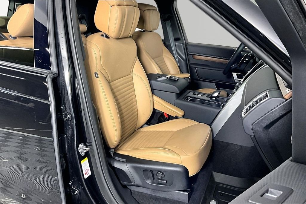 Used 2024 Black Land Rover Dynamic SE image 28