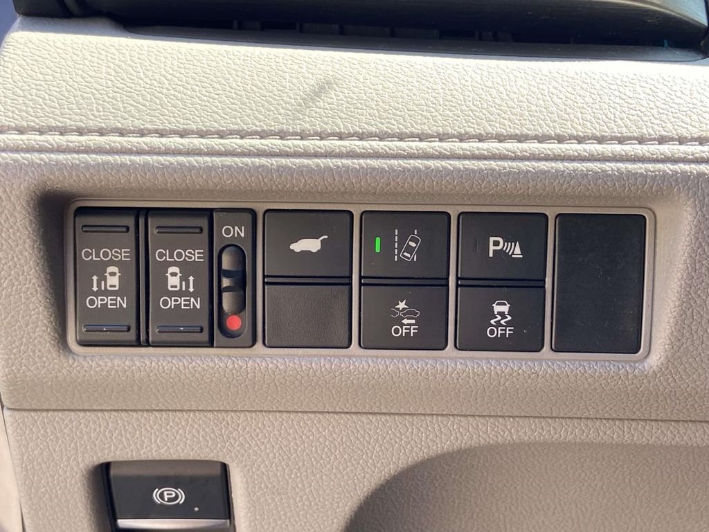 Used 2018  Honda Touring image 29
