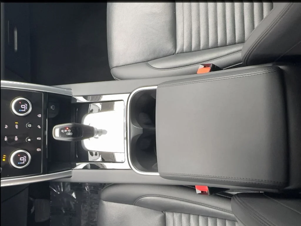 Used 2023 White Land Rover S image 38