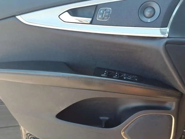 Used 2019  Lincoln Reserve image 16