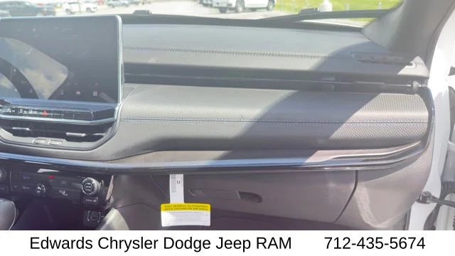 New 2026 White Jeep Latitude image 38