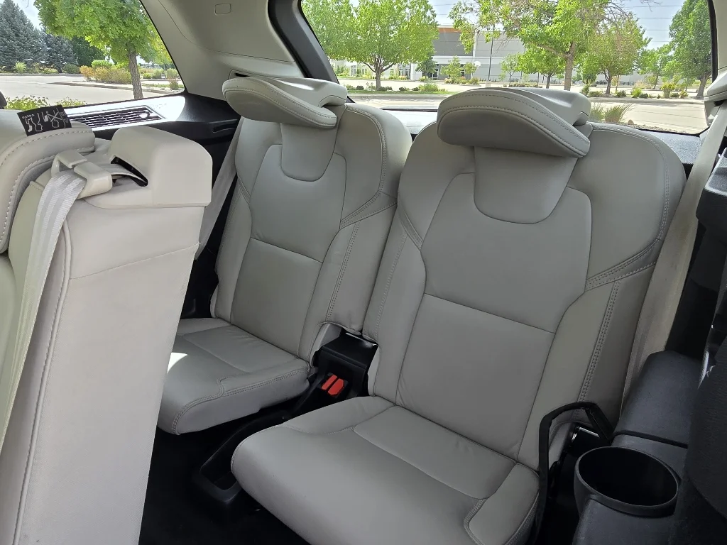 Used 2022 Pine Grey Metallic Volvo Inscription image 17