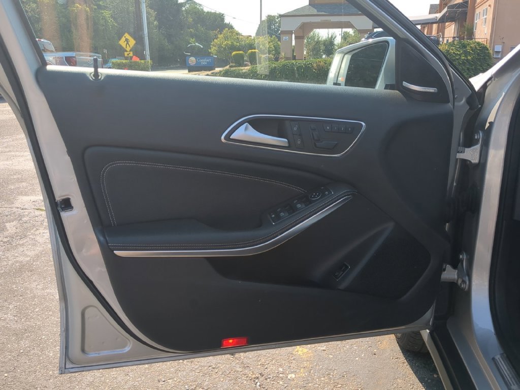 Used 2017  Mercedes-Benz GLA 250 image 12