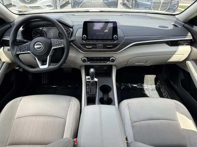 Used 2025 White Nissan 2.5 SV image 19