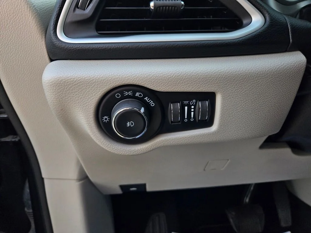 Used 2023 Black Chrysler Touring L image 13