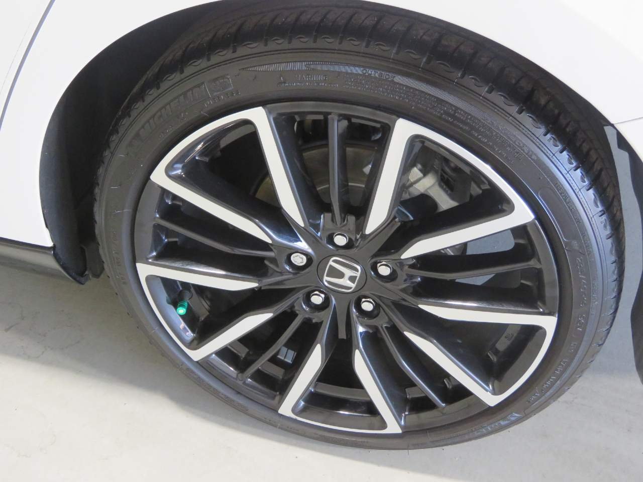 Used 2023 Platinum White Pearl Honda Touring image 9