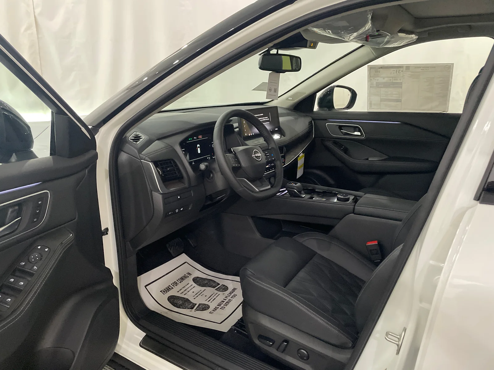 New 2026 Everest White Pearl/Super Black Nissan Platinum image 12