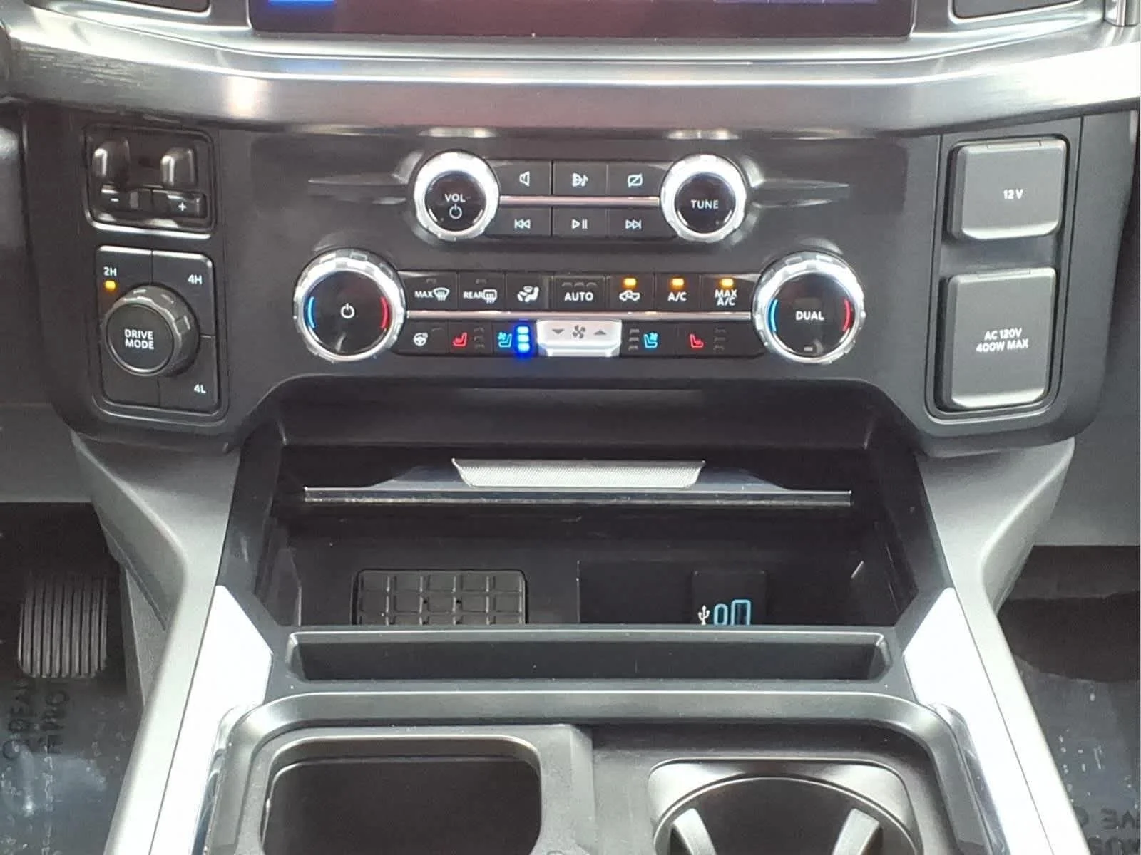 Used 2024 Agate Black Metallic Ford LARIAT image 28