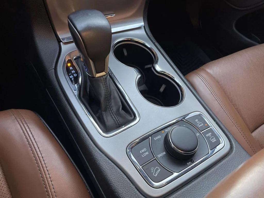 Used 2020 Diamond Black Crystal Pearlcoat Jeep Overland image 21