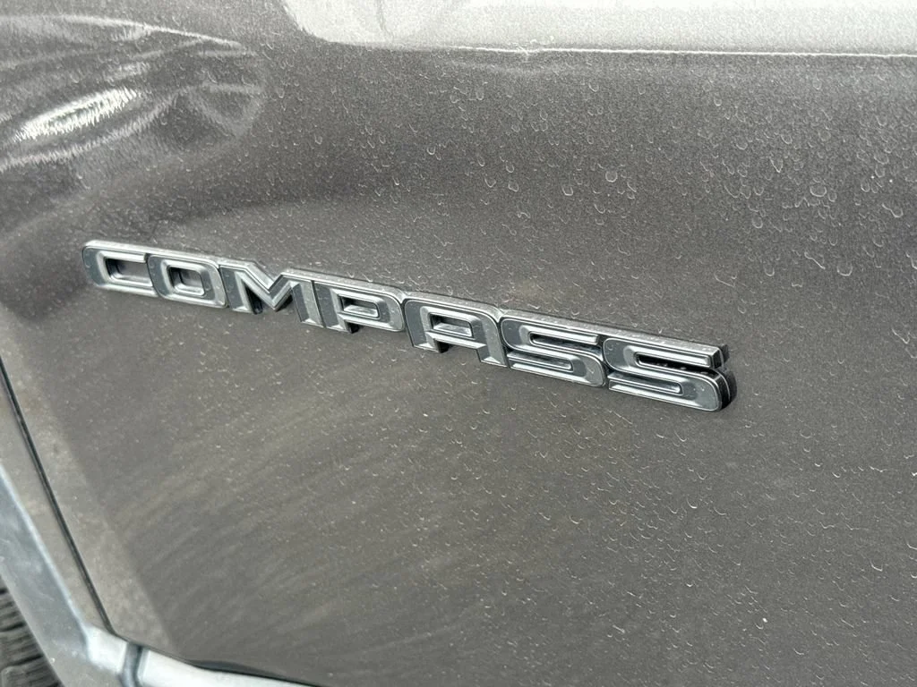 Used 2021  Jeep Altitude image 3
