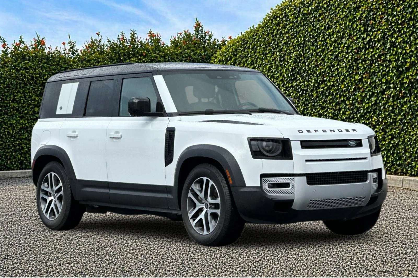 2023 Land Rover Defender SE's photo