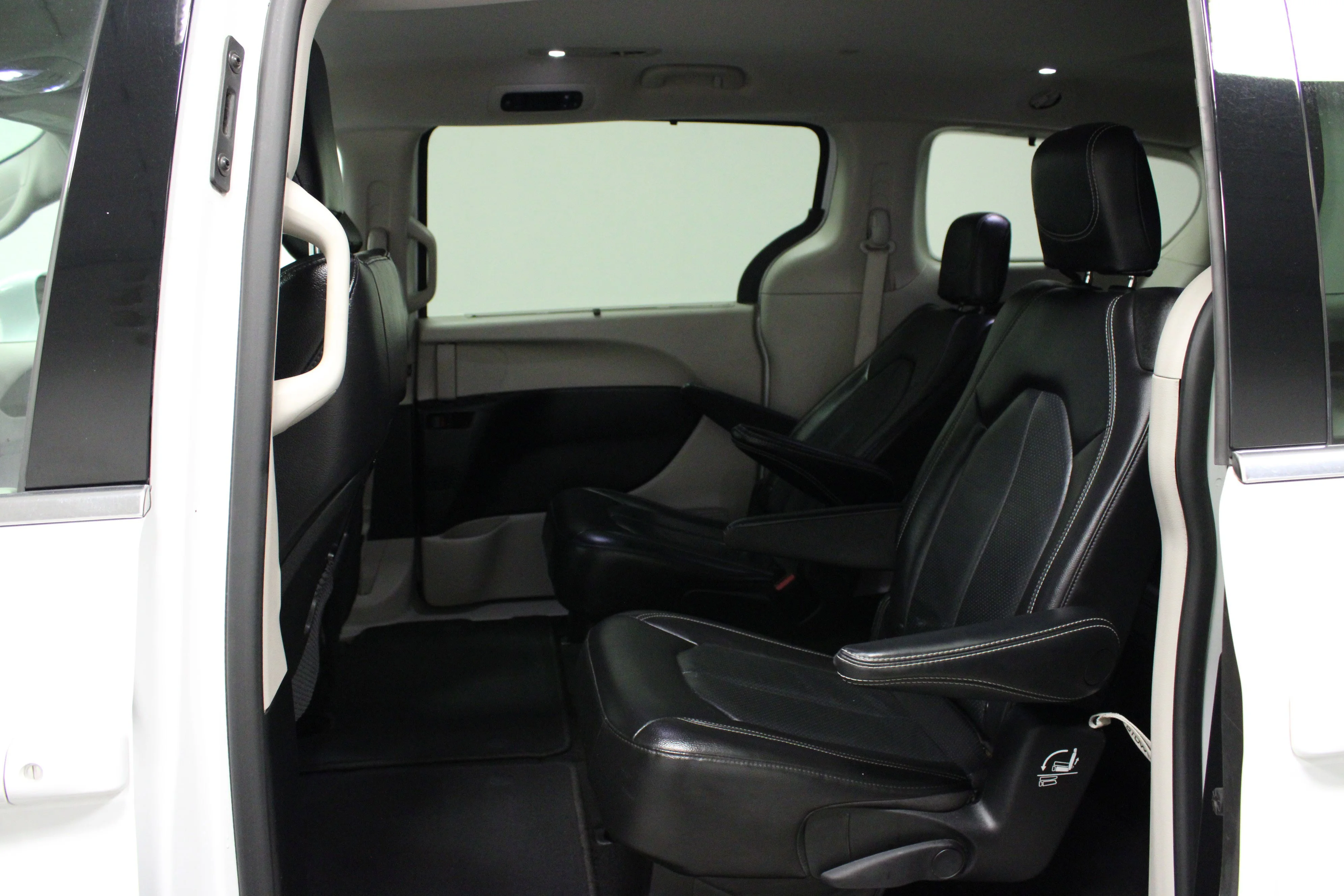 Used 2022 Bright White Clearcoat Chrysler Touring L image 13