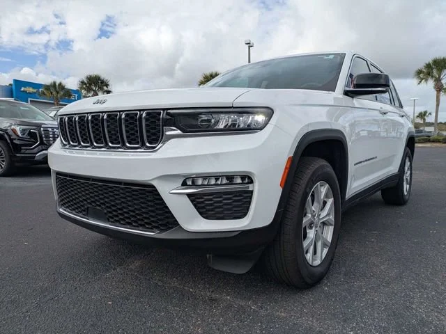 Used 2024 Bright White Cl Jeep Limited image 11