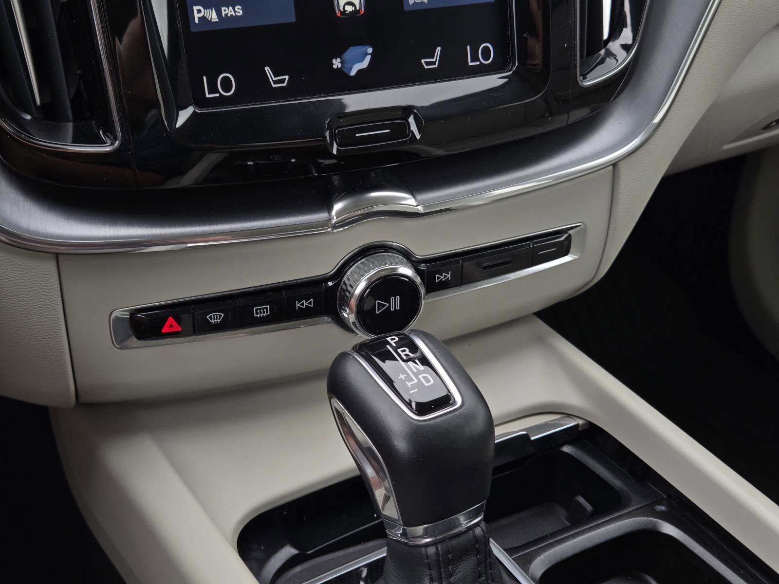 Used 2020 Crystal White Volvo Momentum image 23