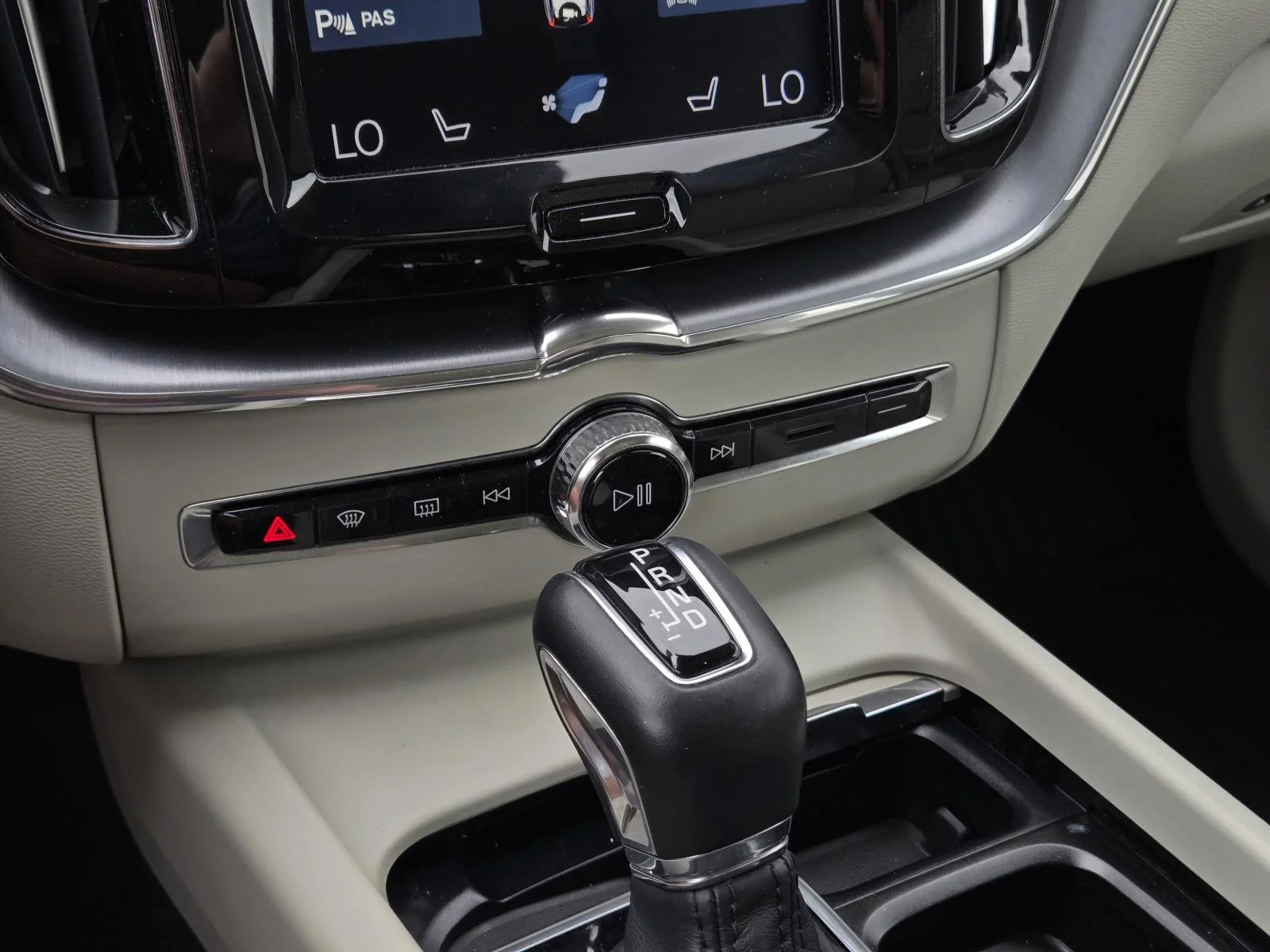 Used 2020 Crystal White Volvo Momentum image 23