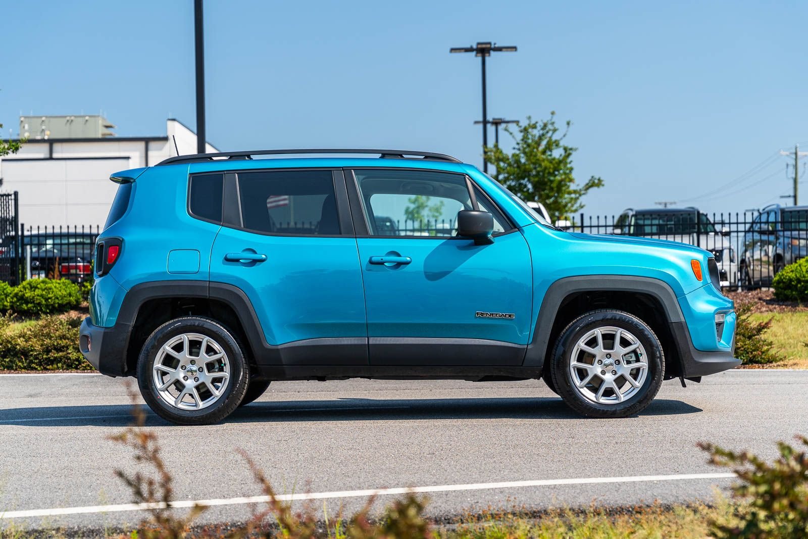Used 2022 Teal Jeep Latitude image 8