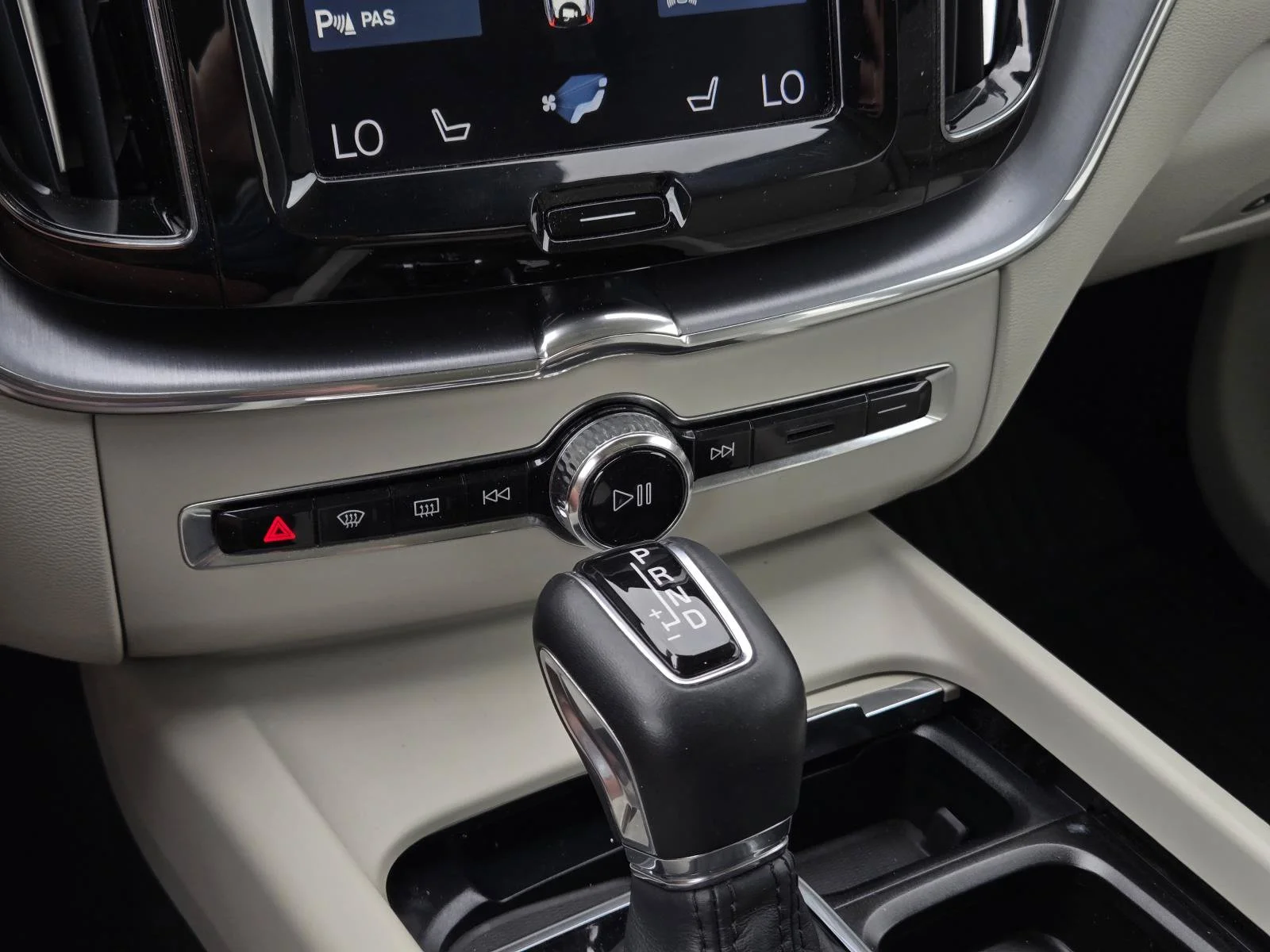 Used 2020 Crystal White Volvo Momentum image 23