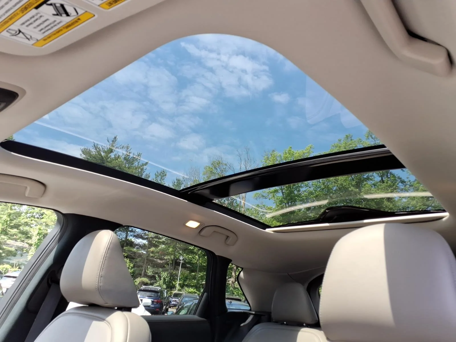 Certified Used 2025 White INFINITI LUXE image 23