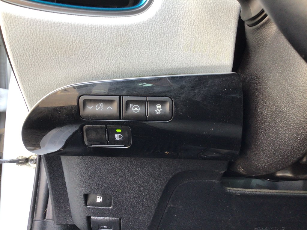 Used 2022 White Toyota L Eco image 13