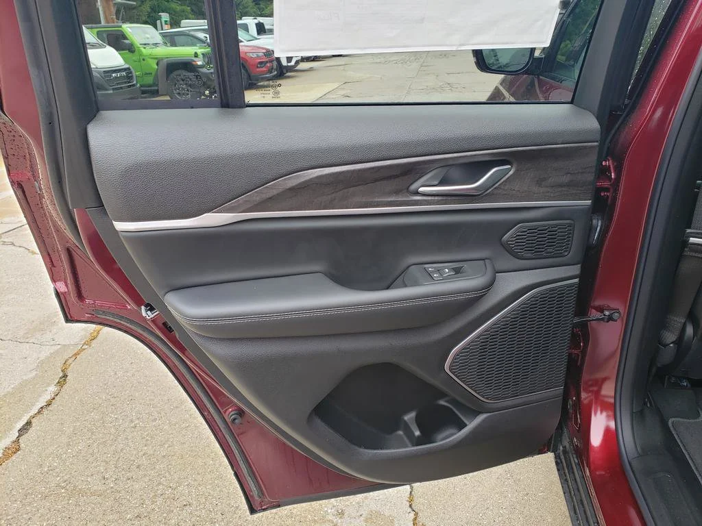 New 2026 Velvet Red Pearl-Coat Exterior Paint Jeep Limited image 15