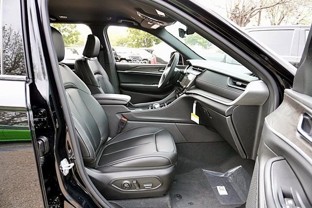 New 2026 Diamond Black Crystal Pearl-Coat Exterior Paint Jeep Limited image 14