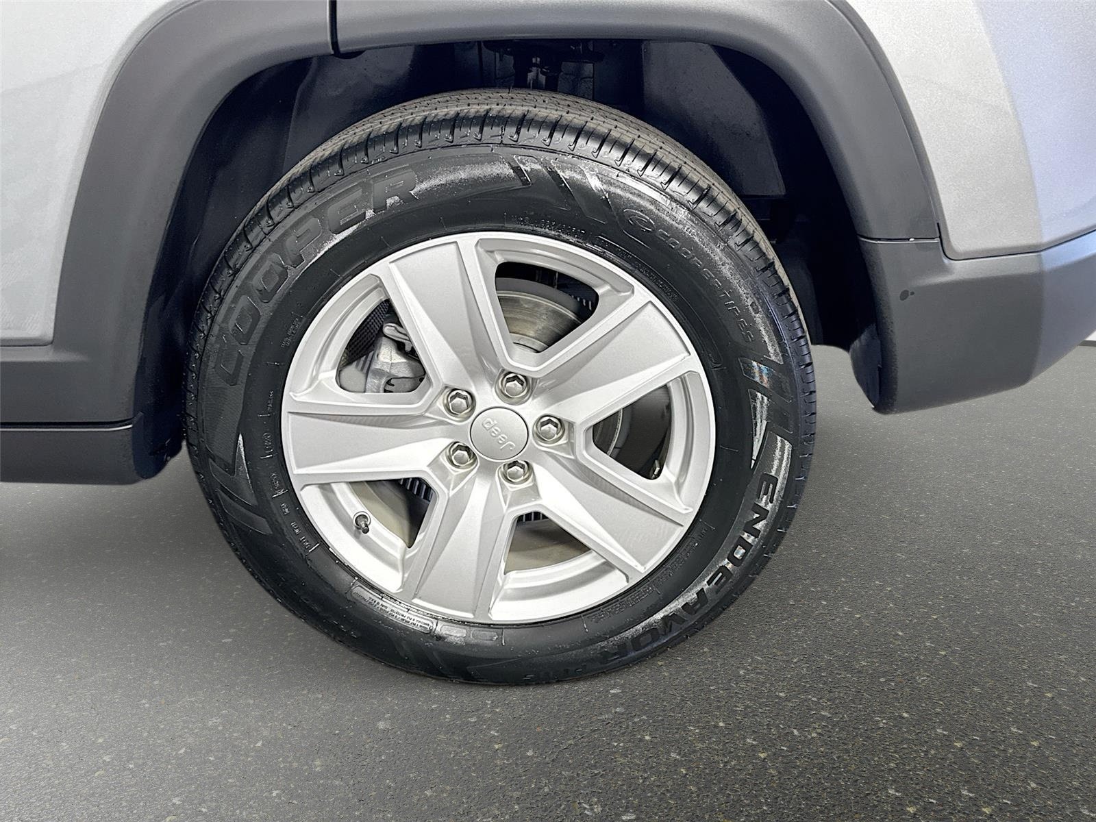 Used 2022 Billet Silver Metallic Clearcoat Jeep Latitude image 29