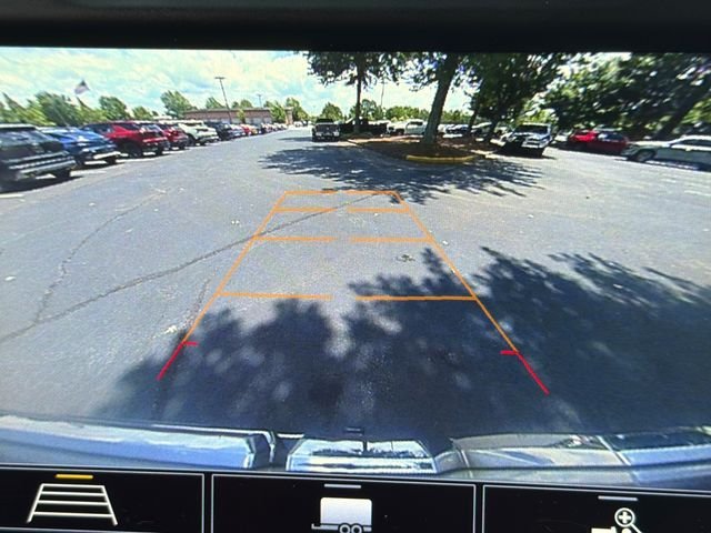 Used 2020 White GMC SLT image 29