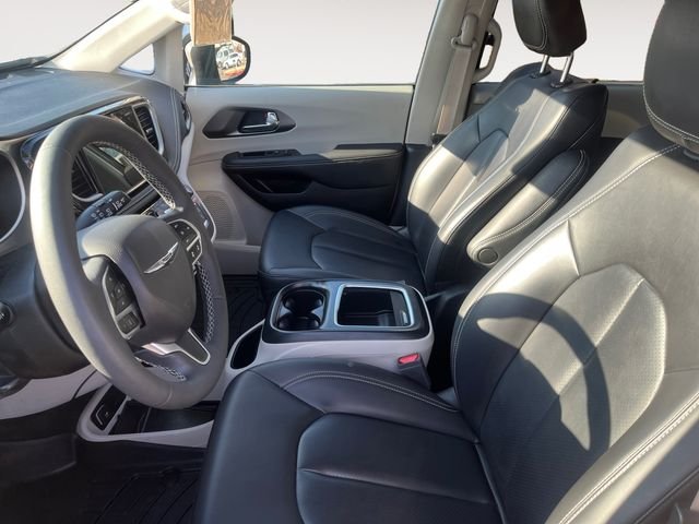 Used 2023 White Chrysler Touring L image 9
