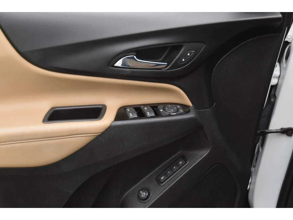Used 2022 Iridescent Pearl Tricoat Chevrolet Premier image 25