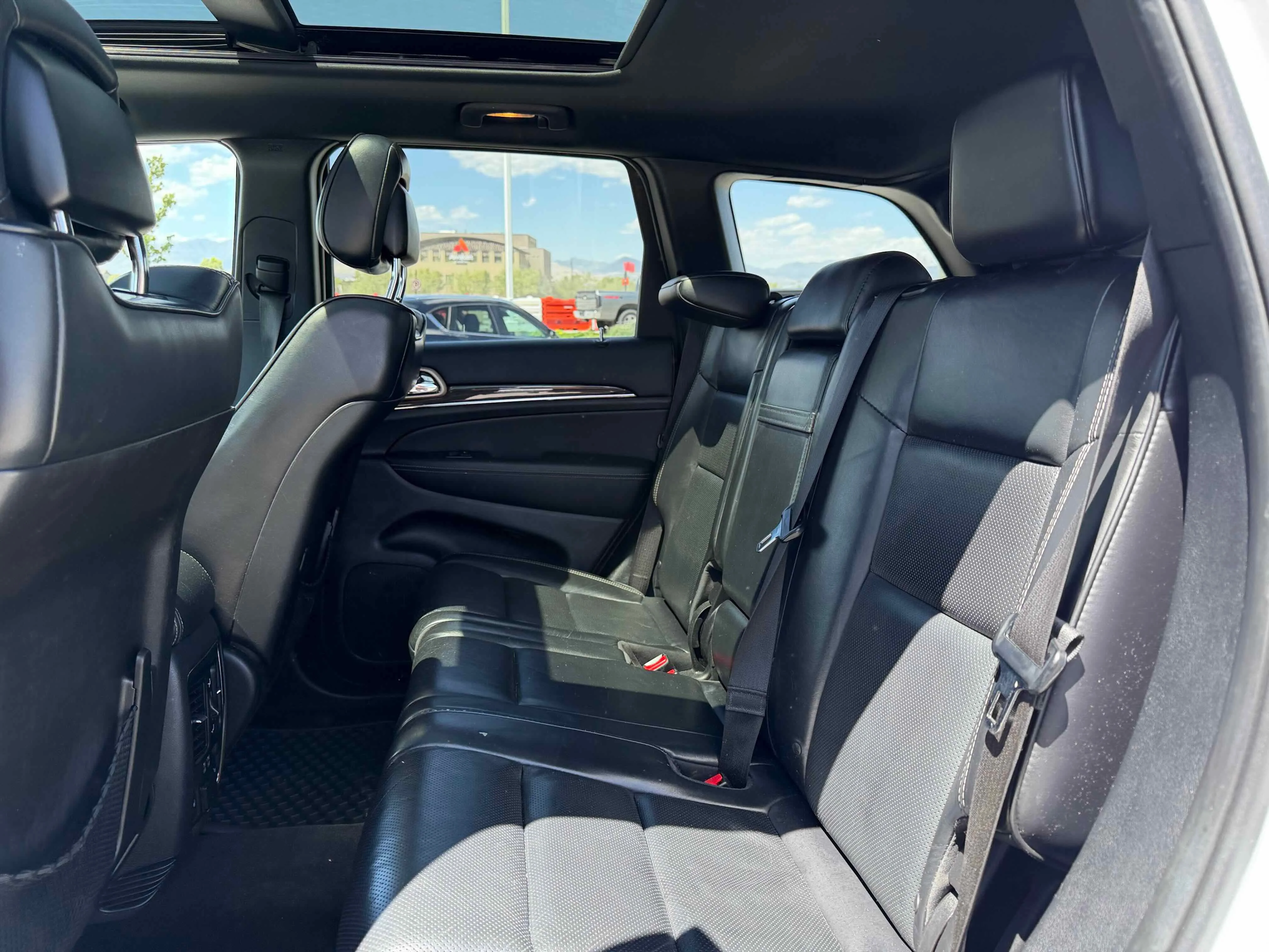 Used 2015 Bright White Clearcoat Jeep Overland image 27