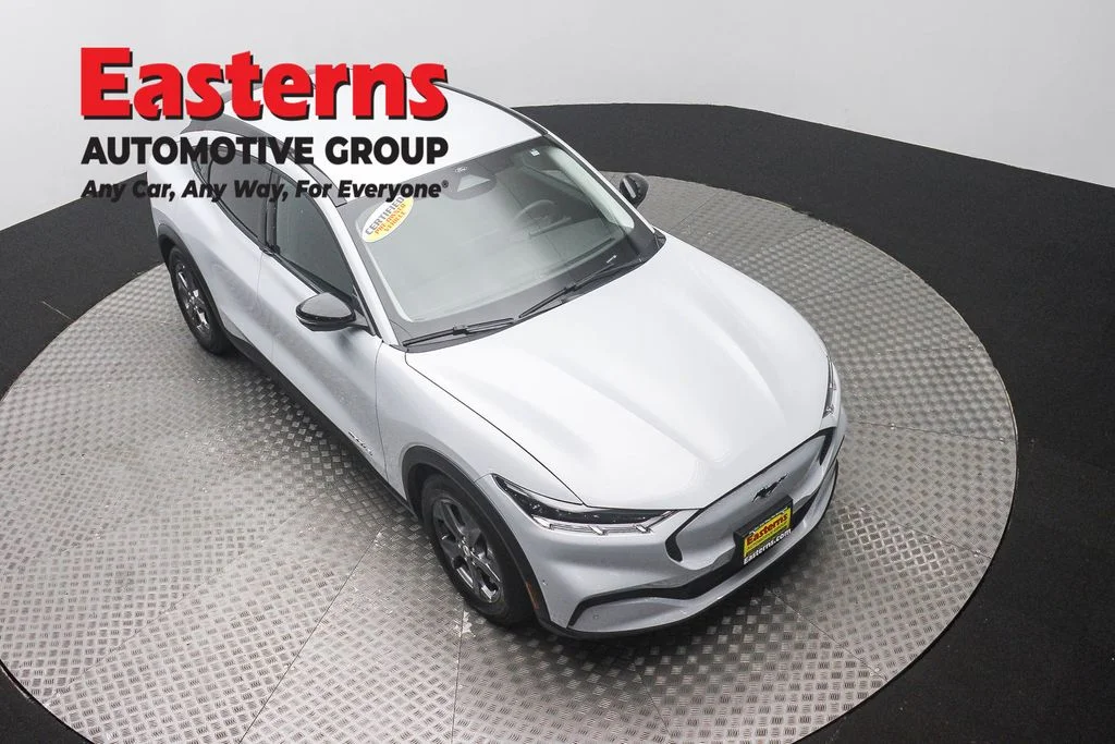 Used 2023 White Ford Select image 3