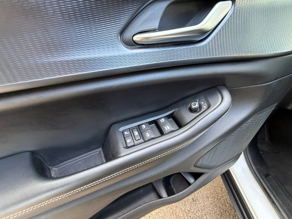 Used 2023 White Jeep Altitude image 11
