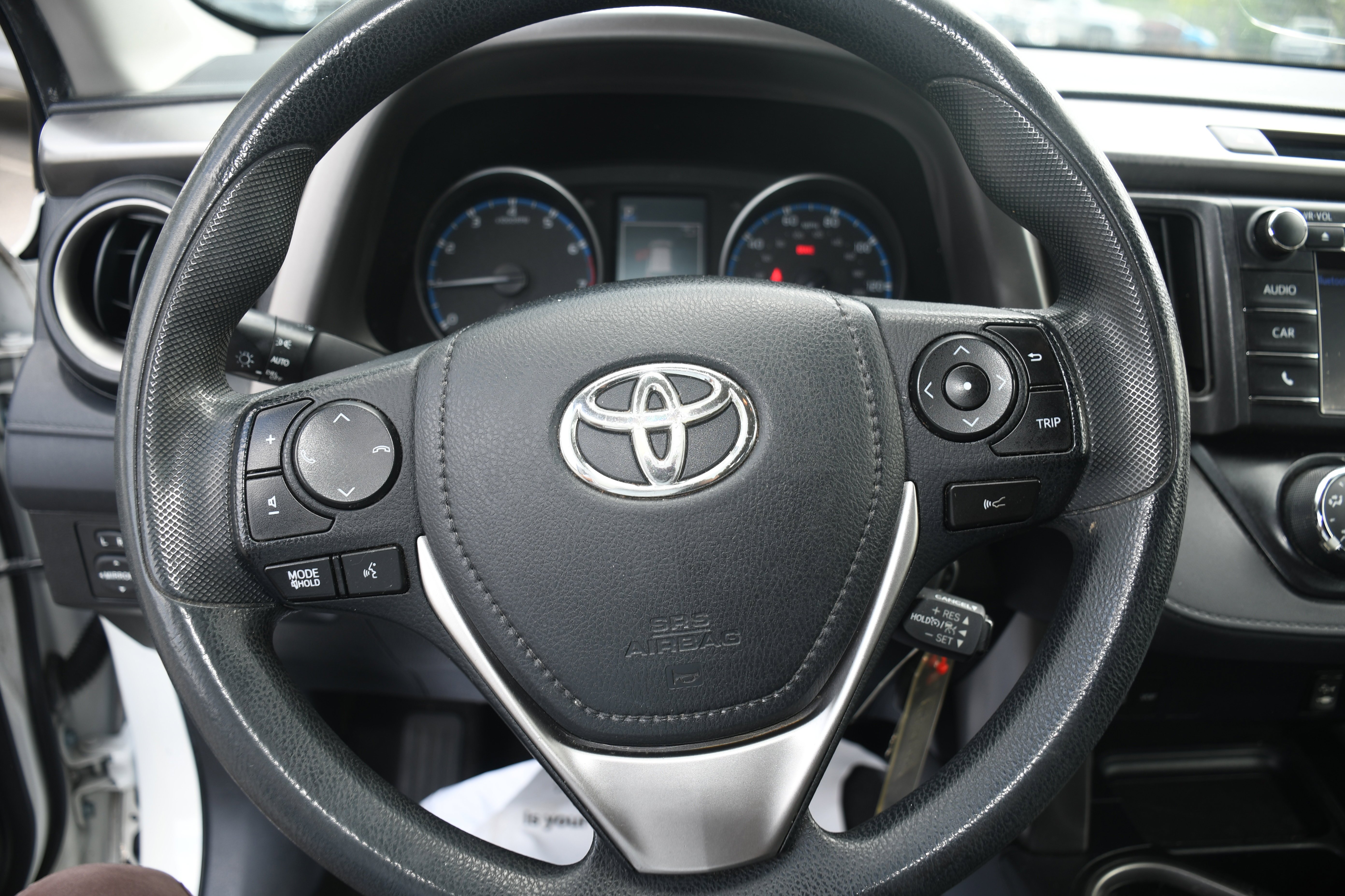 Used 2017 White Toyota LE image 11