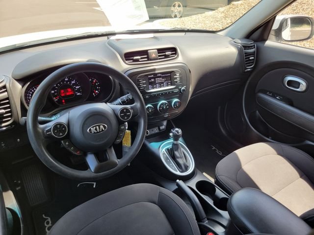 Used 2018 White Kia Base image 23