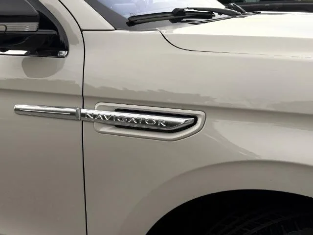 Used 2019 Ceramic Pearl Metallic Lincoln Reserve image 37
