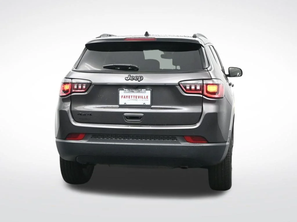 Used 2024  Jeep Latitude image 6