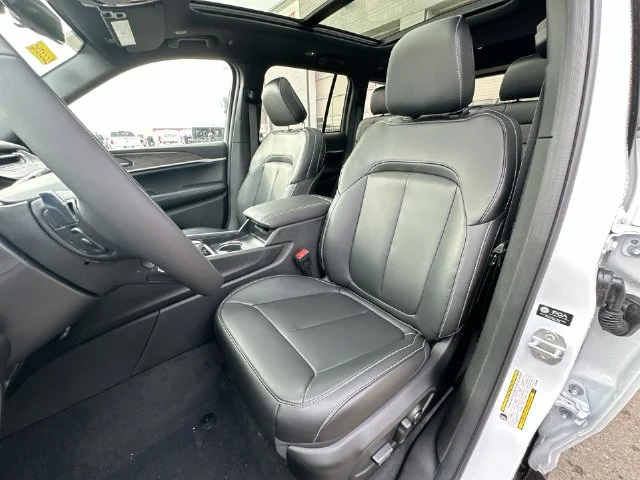 New 2026 Bright White Clear-Coat Exterior Paint Jeep Limited image 14
